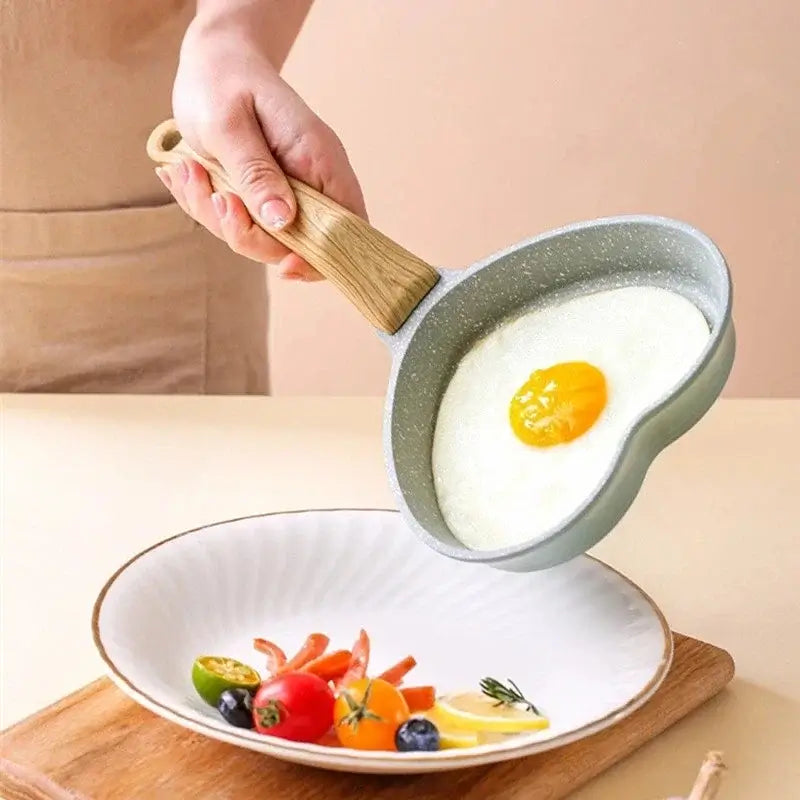 Creative Heart-Shaped Frying Pan with Wooden Handle Durable Nonstick Omelet Pancake Pan Cooking Pot Kitchen Cookware Accessories