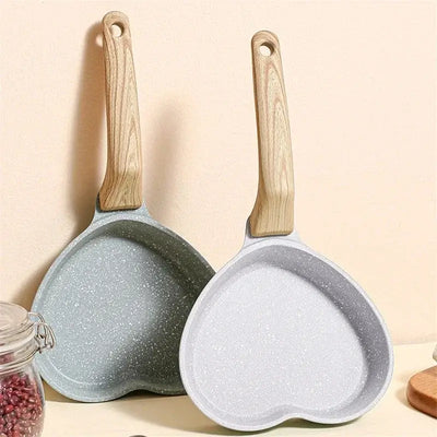 Creative Heart-Shaped Frying Pan with Wooden Handle Durable Nonstick Omelet Pancake Pan Cooking Pot Kitchen Cookware Accessories